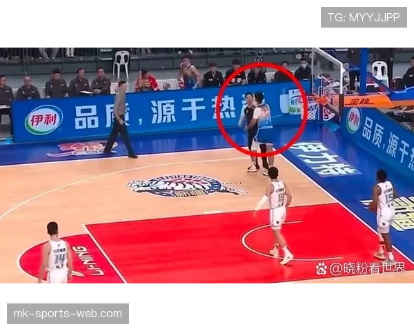 篮球比赛中拉人犯规的规则解析：判定依据与影响